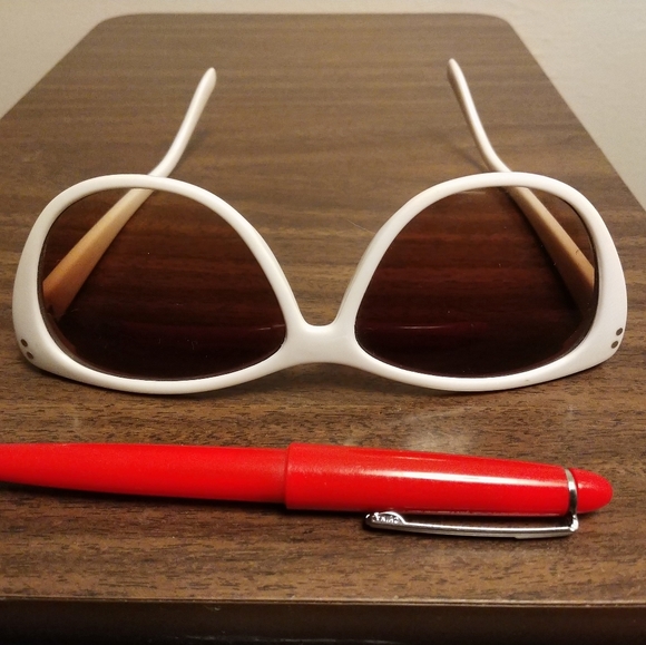 White Retro Cat-Eye Sunglasses - Picture 5 of 5